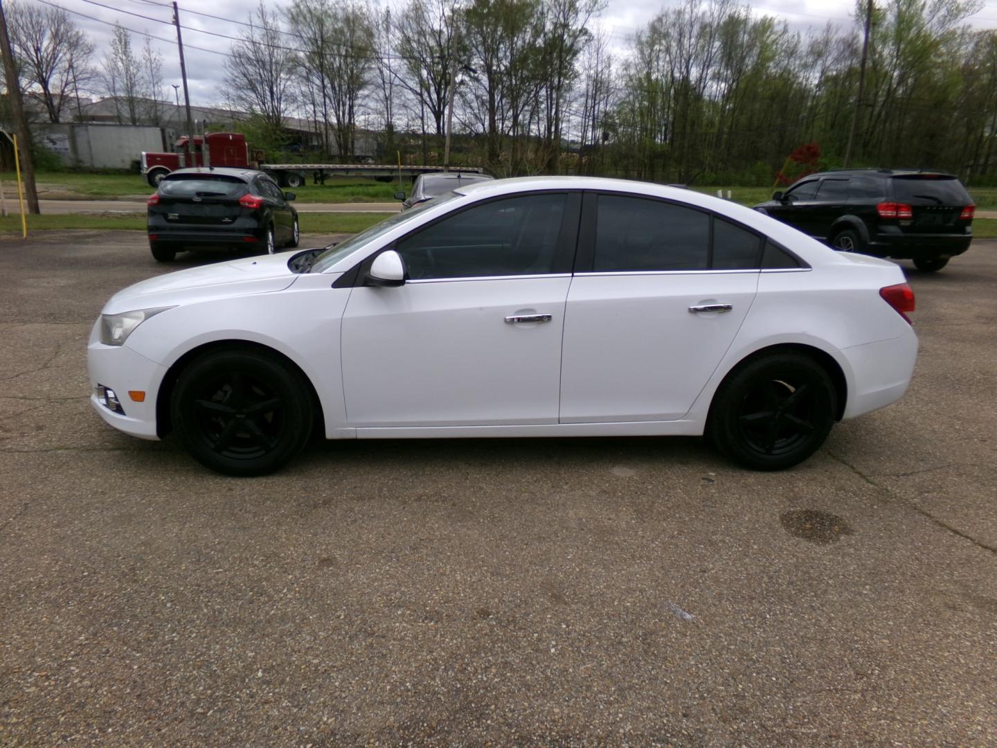 2014 White /Gray Chevrolet Cruze SE (1G1PC5SB0E7) with an 1.4L Turbo engine, automatic transmission, located at 401 First NE, Bearden, AR, 71720, (870) 687-3414, 33.726528, -92.611519 - Photo#1